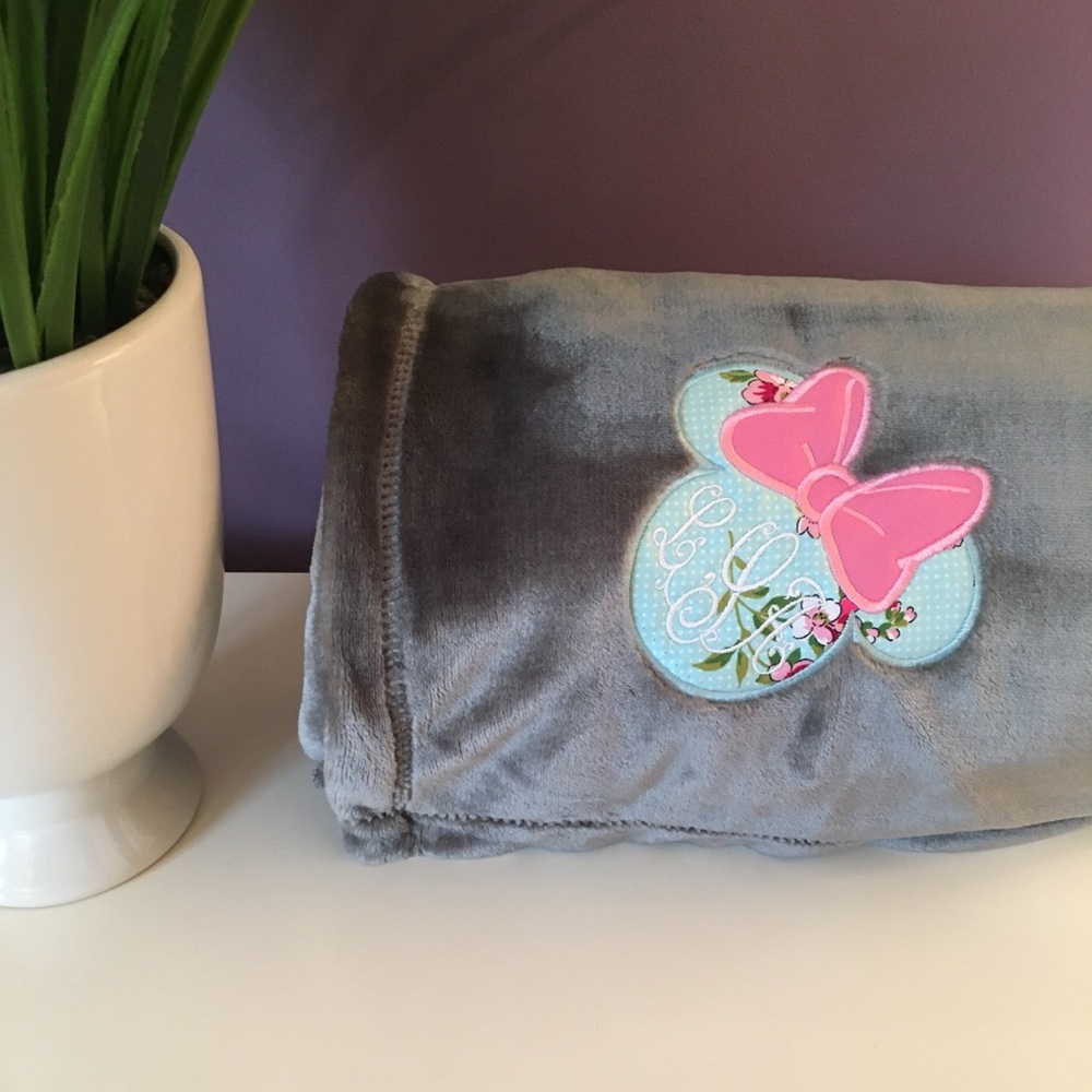 Made to Order! Disney Minnie Bow Floral Blanket